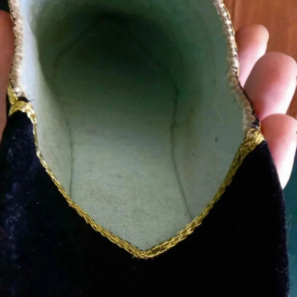 Handcrafted Embroidered velvet Moroccan Babouche - Picture 5 of 6